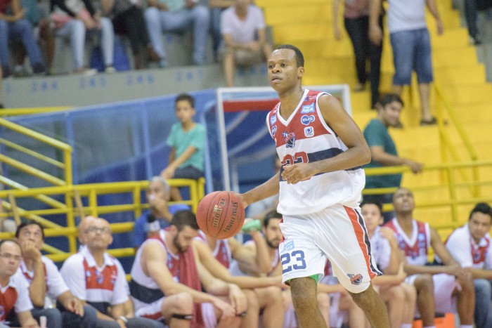 Nezinho aguarda resultado de exame para confirmar sua participação no jogo (Foto: Newton Nogueira/Franca Basquete)